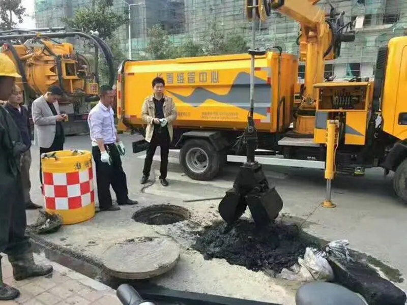长泰街道：网格员化身“清道夫”，为民解忧疏通“堵心”化粪池