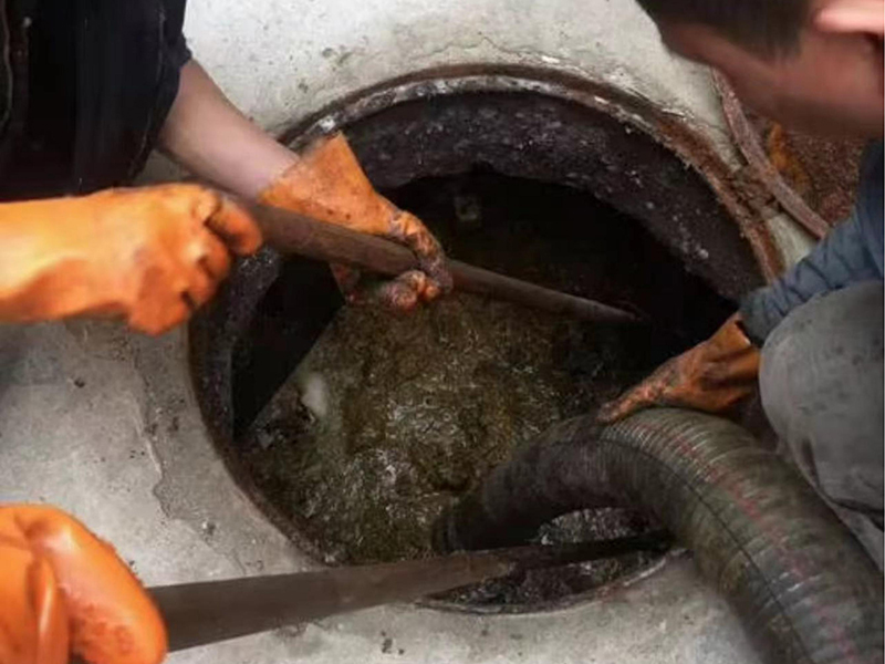 长泰清理化粪池时如何避免沼气的危害？